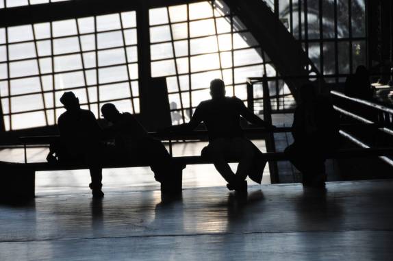 Descansando na estação Mapocho, antiga estação de trens de Santiago, hoje transformada em grande espaço de eventos, no Chile